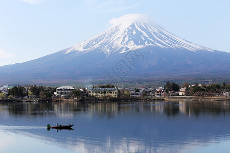 日本川口子湖和渔船的富士山图片