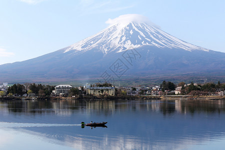 日本川口子湖和渔船的富士山图片