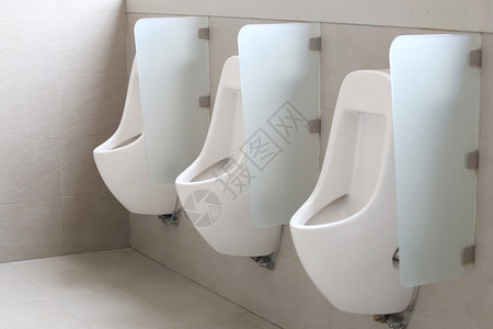 现代男厕所小便池白色陶瓷小便池男在厕所房间图片
