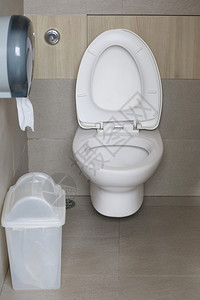 洗手间里现代厕所碗洗手间里男人的白色陶瓷抽水马桶图片