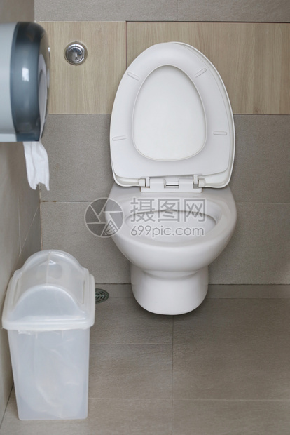 洗手间里现代厕所碗洗手间里男人的白色陶瓷抽水马桶图片