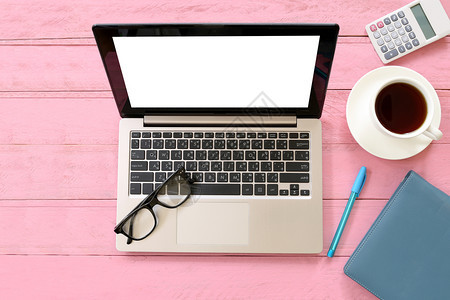 办公桌上设备和复制空间用于粉红色木质背景的输入想法和商业概念图片