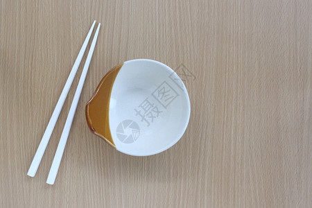 白筷子和杯在木材背景的顶端设计概念食物图片