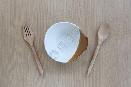 木制勺子叉和盘放在木制背景的顶端设计概念食物图片