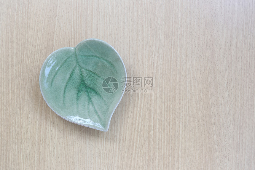 绿色叶形菜盘在木材背景的顶端观看用于设计概念食品图片