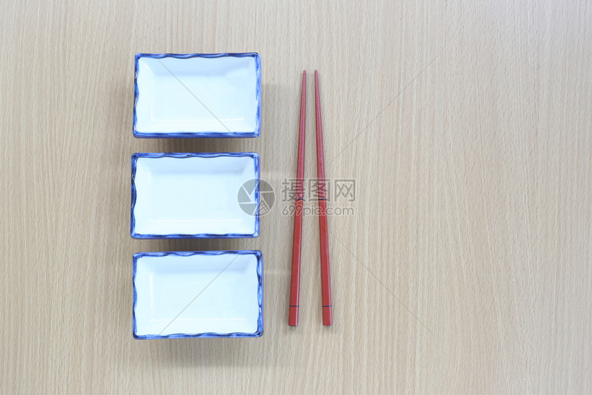 红筷子和碗放在顶端木质背景设计概念食物图片