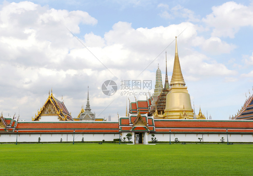 泰国的WatPhraKaew建筑翡翠佛寺里程碑旅行者及许多游客的目地图片