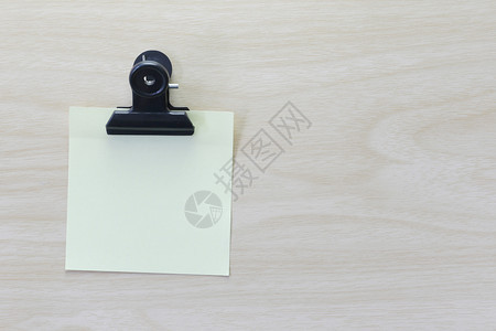 放在木制地板上的黄纸设计思想可以在需要时将您的信息输入空间图片