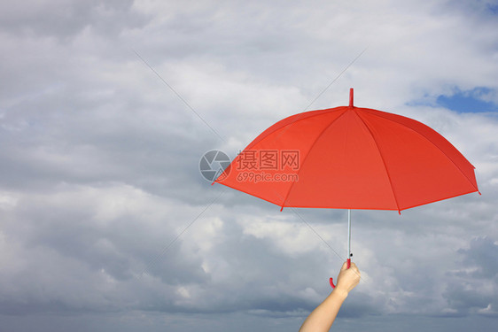 红伞手牵雨保护管理商业概念的关于雨云背景图片