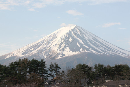 富士山和川口子市的景象图片