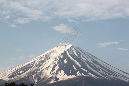 富士山在蓝的天空背景图片