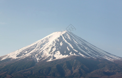 富士山在蓝的天空背景图片
