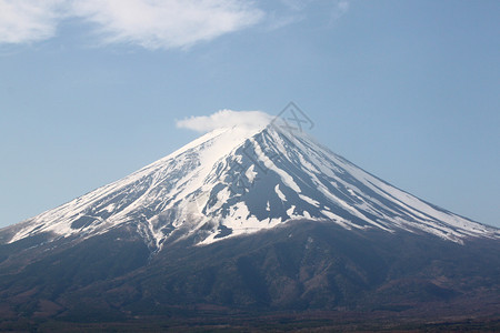 富士山在蓝的天空背景背景图片