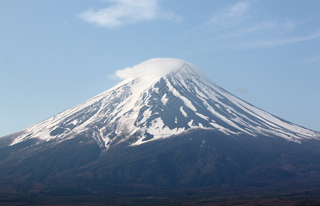 富士山在蓝的天空背景背景图片