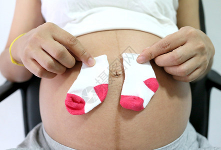 孕妇把袜子放在肚子上图片
