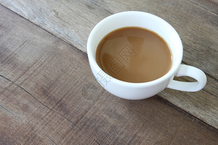 木地板上的白咖啡杯和饮料的概念图片