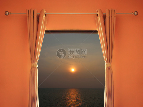 橙色房间有一个窗户帘百叶你可以在晚上看到日落来设计内部图片