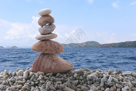 堆石上的平衡具有海幕背景的赞和平静概念图片