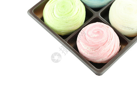 泰国有色人种的莫奇甜品被黑盒隔绝在白色背景的黑盒里图片