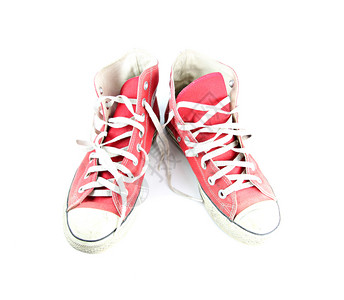 白色背景上隔离的肮脏红色运动鞋图片