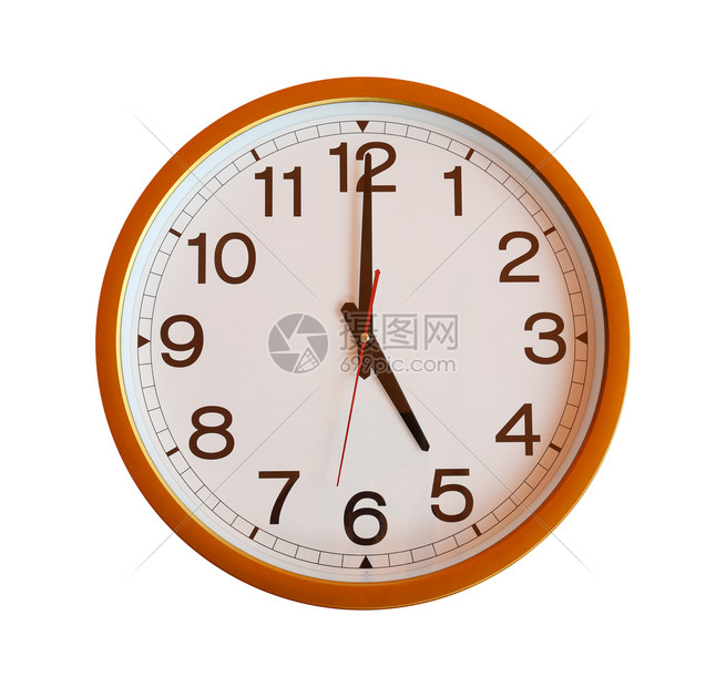 橙色墙壁时钟在白背景的5点钟被隔绝高清图片下载-正版图片307079714-摄图网