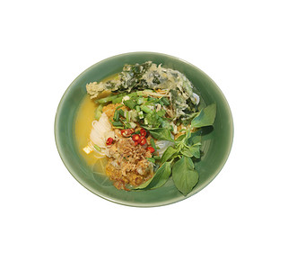 咖喱鸡肉面KHANOMCHIN以蔬菜为白色背景这是泰国当地的一种食品图片
