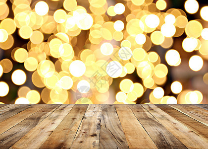 木板桌的空地和圣诞节背景的黑灯设计您工作概念图片