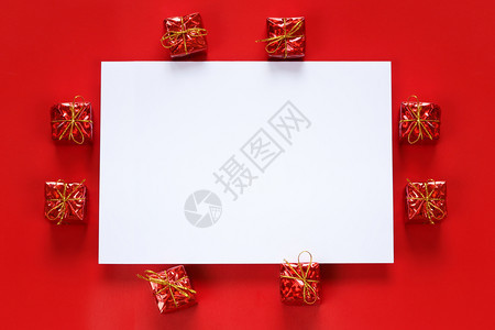 用于设计工作概念的红色礼品盒和背景纸条空图片