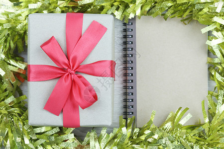棕色礼物盒红弓放在木地板和装饰工具上圣诞节和新年设计概念图片