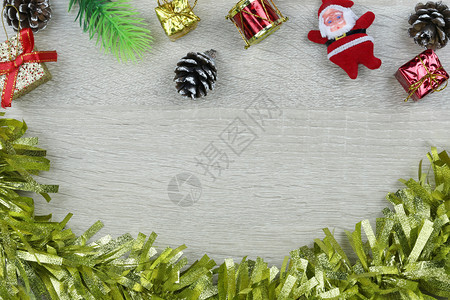 在木制地板上设置圣诞和新年装饰品并复制工作构想中的设计空间图片