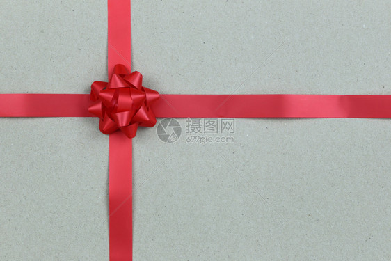 圣诞红弓和彩带棕色纸背景Top视图特庆节礼物盒图片