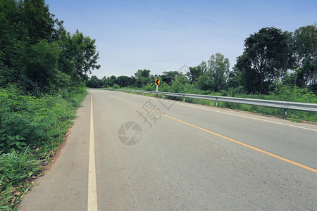 荒无人烟的乡村道路背景图片