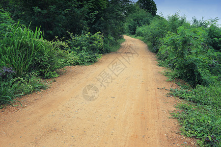 荒无人烟的乡村道路图片