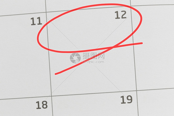 关注日历中的第12号和空白的红色椭圆来设计你的想法和工作概念图片