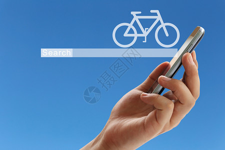 网上产品搜索理念一名商人手持智能机和蓝色背景的自行车标志并拥有复制空间图片
