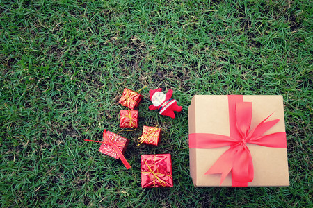 圣诞新年情人节或周纪念日绿色草坪上的礼品盒图片