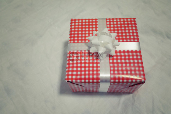 圣诞新年情人节或周纪念日的灰色布上有红礼品盒在工作概念中可以复制设计空间图片