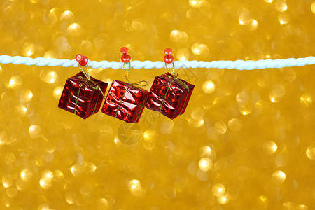 红礼盒挂在衣服上bokeh背景上设计你的圣诞概念图片