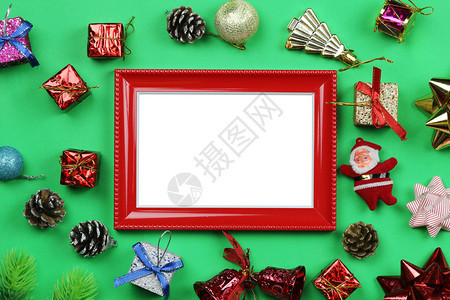 圣诞装饰设备和绿纸艺术背景上的照片框并有供设计使用的复制空间图片
