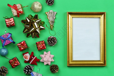 圣诞装饰设备和绿纸艺术背景上的照片框并有供设计使用的复制空间图片