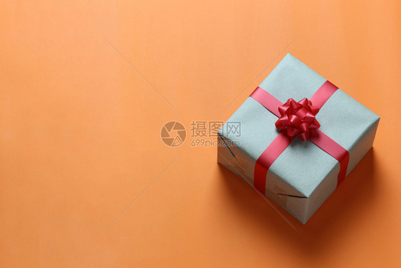 棕色圣诞礼物盒放在橙色艺术纸地板上复制您作品的设计空间重要一天的概念图片