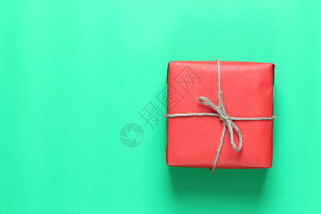 红圣诞礼物盒放置在绿色艺术纸地板上并复制您作品的设计空间重要一天的概念图片