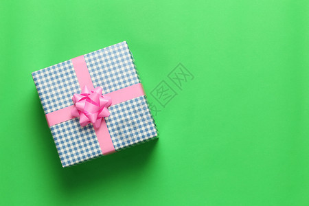 蓝圣诞礼物盒放置在绿色艺术纸地板上并复制工作设计空间图片