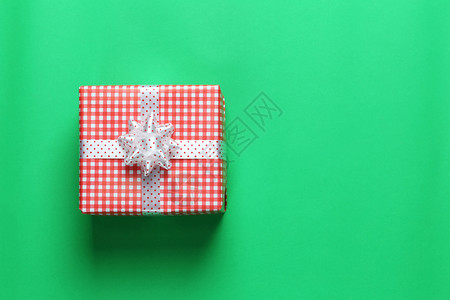 绿色礼物盒假日喜庆的高清图片