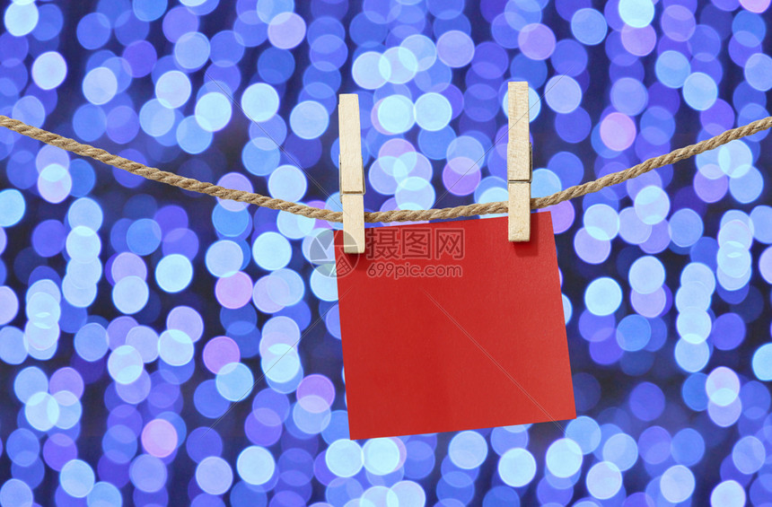 红纸笔贴在衣服线上用于在圣诞节设计图片
