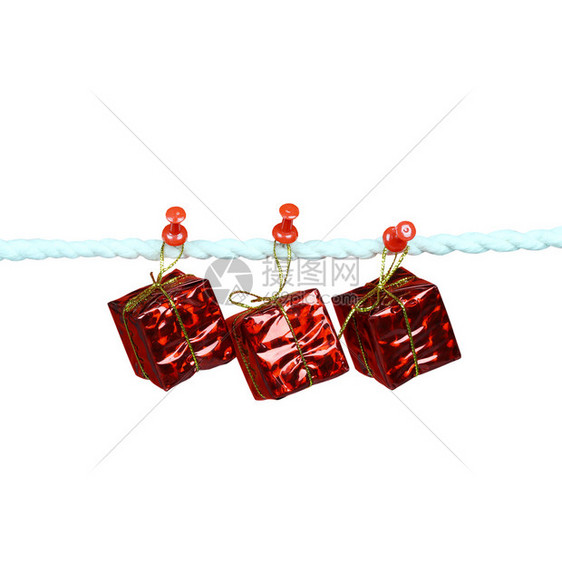 红礼盒挂在绳子上孤立白色背景思想上圣诞节和新年图片
