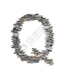 Q的字体用来从白色背景中隔绝的石墙上创建带有剪切路径图片