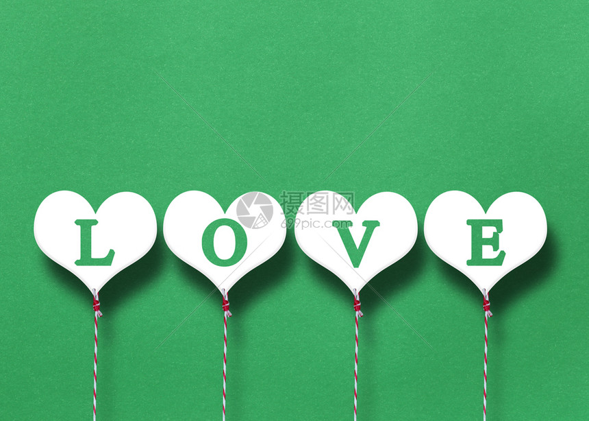 爱与情人节概念的绿纸背景上白心图片