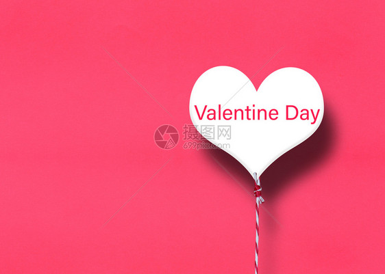 爱与情人节概念的红纸背景上白心图片
