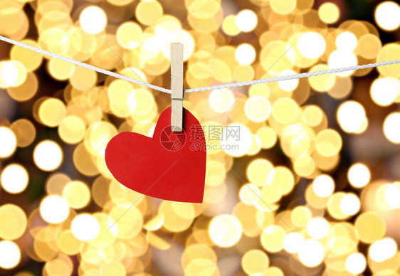红纸心挂在绳子上情人节的概念和金bokeh背景图片